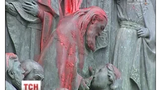 Столичні комунальники знайшли спосіб, як відмити пам'ятник Володимиру Великому