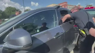 Texas police rescue baby from locked car in 107 degree heat | Top 10