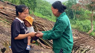 Single mother planted native upland rice. My aunt was kind enough to help me. |Du Duyên daily life