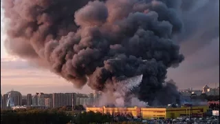 Пожар в ТЦ в Москве 08.10.2017 Горит строительный рынок в Москве Обзор событий Факты Страшный пожар