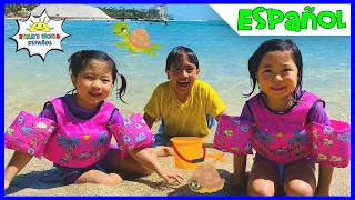 Diversión familiar en la playa de Hawái y jugando en la arena