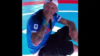 Scudetto Napoli: il cantante Clementino tra i tifosi del Napoli.