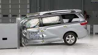 2015 Toyota Sienna driver-side small overlap IIHS crash test