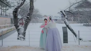 [4K] People in pretty hanbok & Walk in the snowy landscape of Gyeongbokgung Palace in Seoul, Korea
