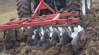 Tractor Agricola con Grada - Rastra en operación, vista trasera