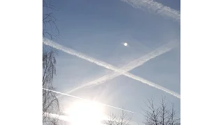 Flughafen, Himmel   ,die Kondensstreifen