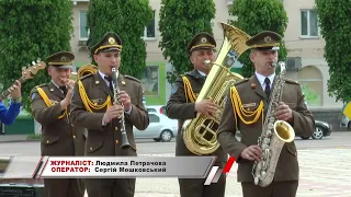 KorostenTV_20-05-22_День вишиванки коростенці зустріли разом із військовим оркестром..