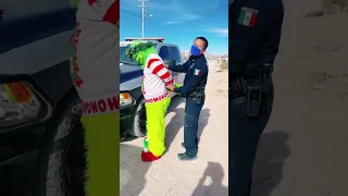 Arrestaron policías de Juárez al Grinch por "robar la Navidad"