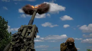 Finally !!! Ukraine Used An Italian Howitzers FH70 155mm To Destroy Russia