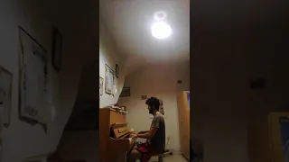 Faccetta nera sul pianoforte