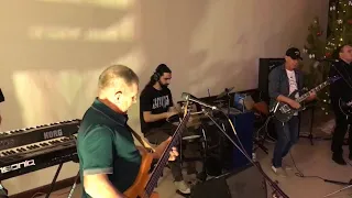 На дискотеке группа играет Машину времени-Кого ты хотел удивить?🤘🎸🥳