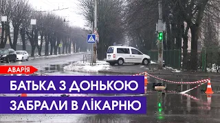 «Швидка» – без капота, легковик викинуло на тротуар: аварія в Луцьку