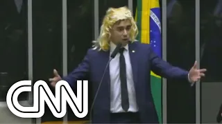 Nikolas Ferreira veste peruca na Câmara e ironiza mulheres trans | CNN 360º