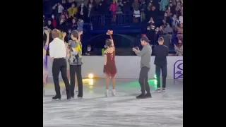 Медведева подарила игрушку Валиевой. Шоу «Чемпионы на льду». Team Tutberidze.