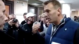 Навальный грамотно ответил идиоту! У Навального бомбит...