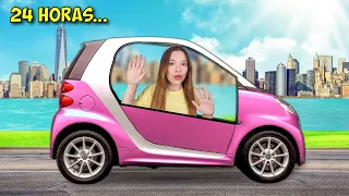 24 HORAS en un carro MINIATURA es el MAS PEQUEÑO DEL MUNDO! | Laura Mejia