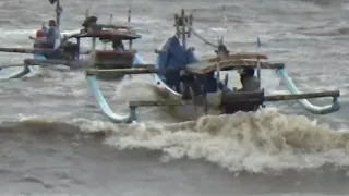 plawangan puger ombak selasa 23,4,24 speedboats ketika bebarengan dilaut