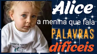 Alice, a menina que fala PALAVRAS difíceis