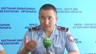 Запрыгнул на патрульный автомобиль. На полицейских напали в Костанае - видео