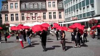 Flashmob in Bingen am Rhein: Schwarze Kunst mit rotem Schirm auf Speisemarkt