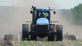 Нью Холланд дискует поле.Tractor New Holland works in the field