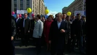 Putin joins over 100,000 at Moscow May Day march