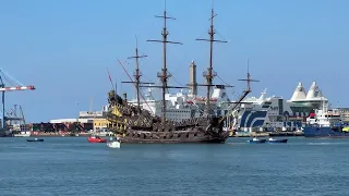 Il viaggio del Neptune nel porto di Genova