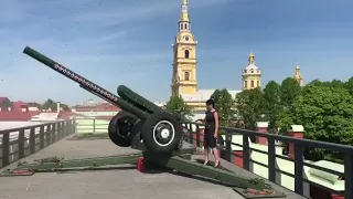 Марией Годлевской произведен выстрел из гаубицы Д-30 калибром 122 мм