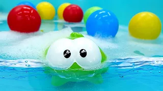 Jogos na piscina de bolinhas com Om Nom Nom! Vídeo de brinquedos para crianças