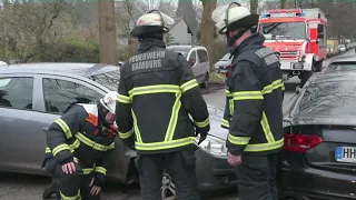 Auto überschlägt sich in enger Straße