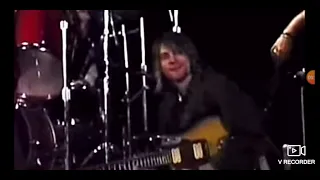 Courtney Love getting mad at Dave grohl lol