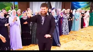 Вертолет с лепестками роз и лезгинка от главы Чечни: Рамзан Кадыров показал видео со свадьбы любимог