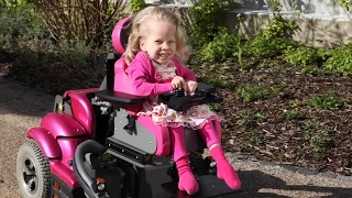 Stark mit Handicap: Juli führt ihren Rollstuhl vor - Video zum Sternsinger-Magazin