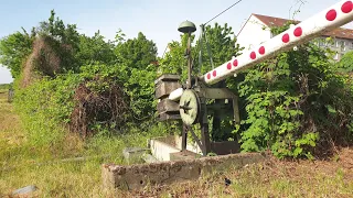 Läutewerk einer mechanischen Schranke während des Schließens im Bahnhof Wriezen