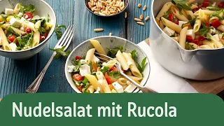 Nudelsalat mit Rucola, Feta und eingelegter Paprika | REWE Deine Küche