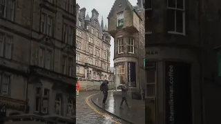 Кокберн-стрит - это живописная улица в Старом городе Эдинбурга, Шотландия.