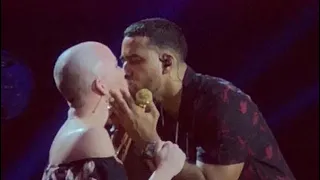 Romeo Santos sube al escenario a una fanática sobreviviente de cancer