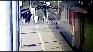 Момент наезда поезда на женщину в Дзержинске
