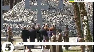 Порошенко та Коморовський вшанували пам'ять жертв тоталітаризму в Биківні