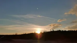 Потрясающий закат на побережье Мурманской области попал на видео