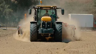 Motivo com o trator JCB Fastrac na Feira Nacional de Agricultura 2019