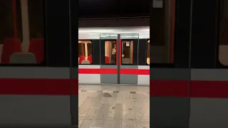 Метро в Праге: уходящий и приходящий поезд - октябрь 2021