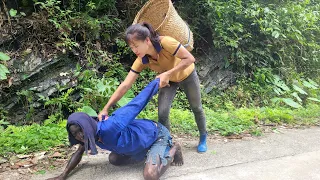 Harvest giant taro tubers to bring to the market to sell, beggars chase for money / Survive alone