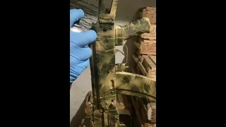 Покраска автомата Калашникова в полевых условиях. Painting a Kalashnikov assault rifle.