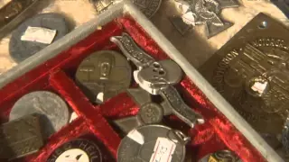 Un stand d'objets nazis à la braderie de Lille