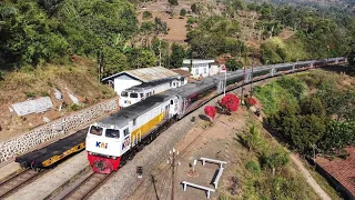 Drone Melayang Liput Pertemuan Kereta Di Atas Bukit Menikung Tajam.