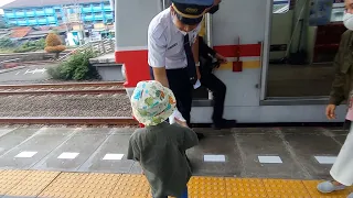 Keliling naik kereta KRL Commuter bersama ibu dan ayah || melewati banyak stasiun