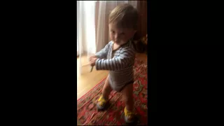 Годовалый ребенок танцует под песню/The one-year-old child dances to the song