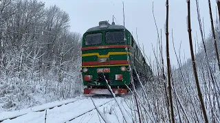 ”Через зимовий ліс“2М62-0721 з вантажним поїздом/„Through the winter “2M62-0721 with cargo train
