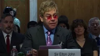 Elton John al Congresso Usa: dobbiamo sconfiggere l'Aids